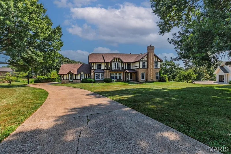 16726 Kehrsgrove Drive, Chesterfield, MO 63005 — listing photo 3 of 63