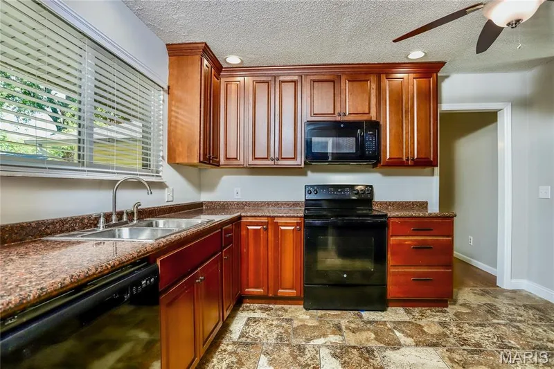 104 Lake Point Drive, St Peters, MO 63376 — listing photo 5 of 15