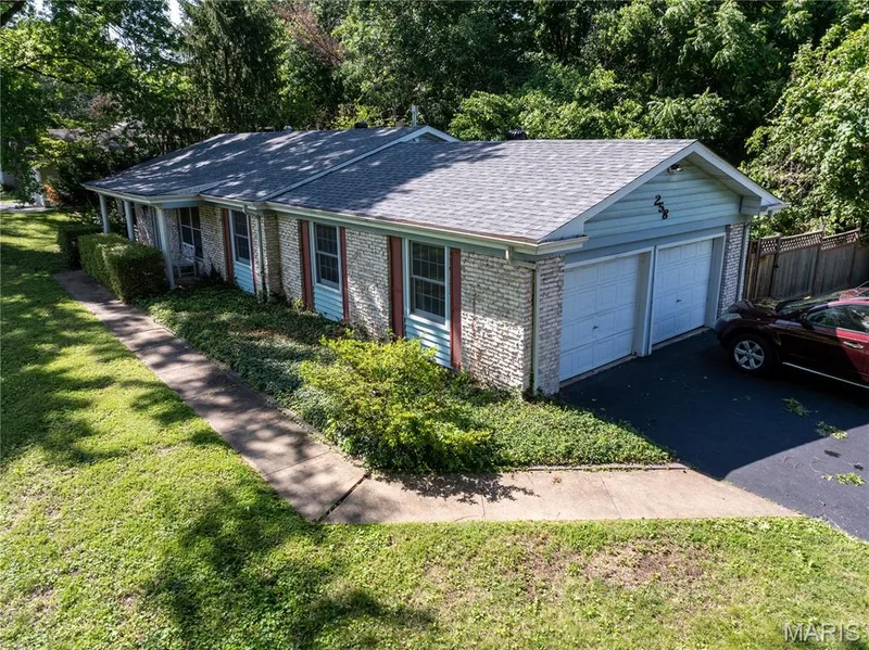 258 Ridge Trail Drive, Chesterfield, MO 63017 — listing photo 2 of 37