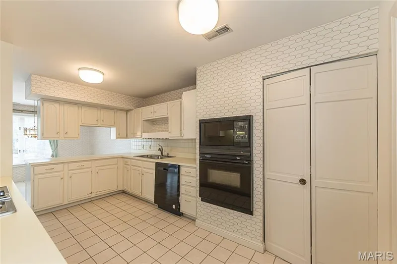 14308 Conway Meadows Court #201, Chesterfield, MO 63017 — listing photo 17 of 44