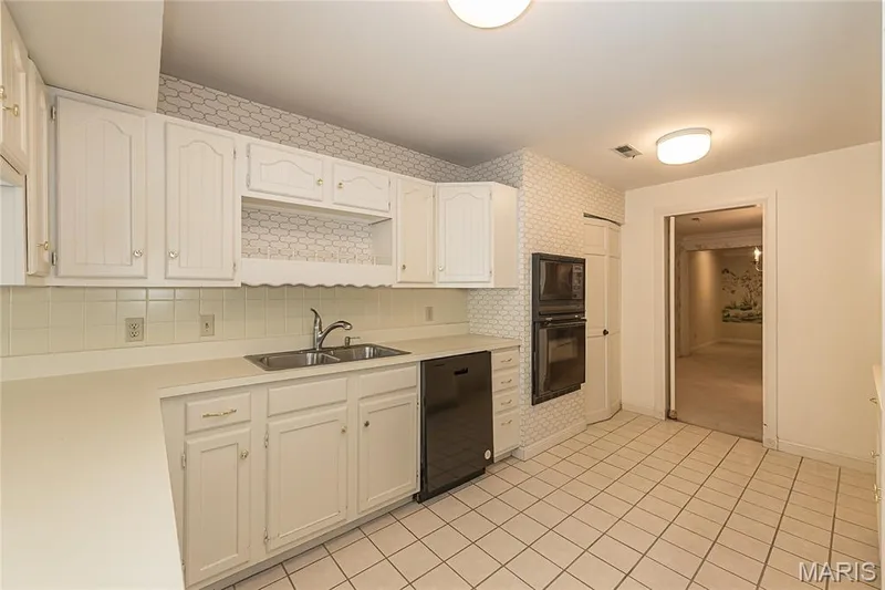 14308 Conway Meadows Court #201, Chesterfield, MO 63017 — listing photo 18 of 44