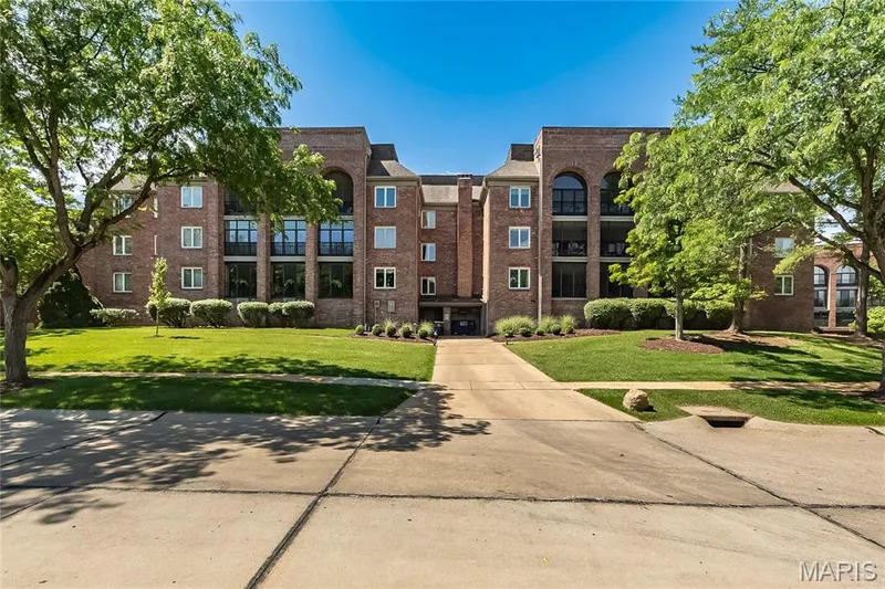 Drive right into your garage and take the elevator up! — 14308 Conway Meadows Court #201, Chesterfield, MO 63017
