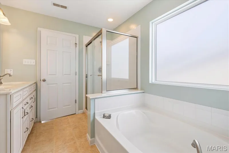 Double Sinks, Separate Shower and Large Soakonh Tub! — 1744 Briarmanor Drive, Lake St. Louis, MO 63367