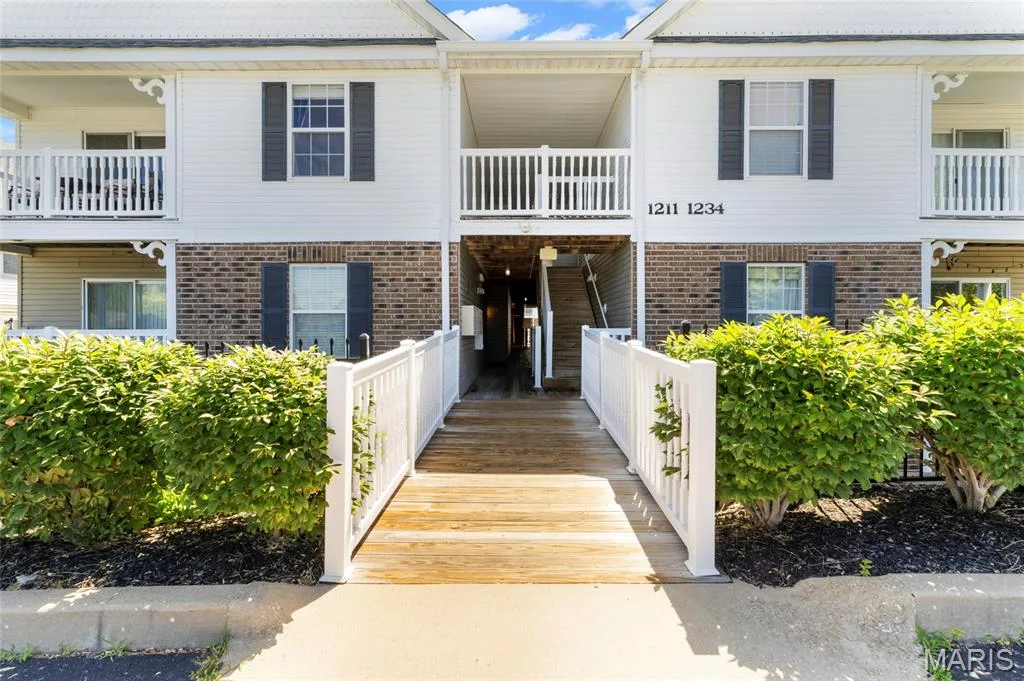 1233 Saravalle Drive, St Peters, MO 63376 — listing photo 1 of 28