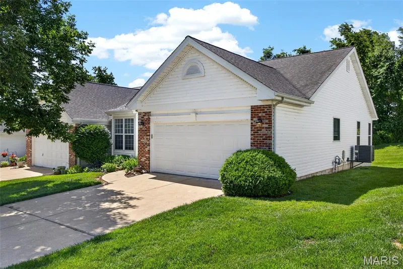 1317 Pine Bluff Drive, St Charles, MO 63304 — listing photo 3 of 42