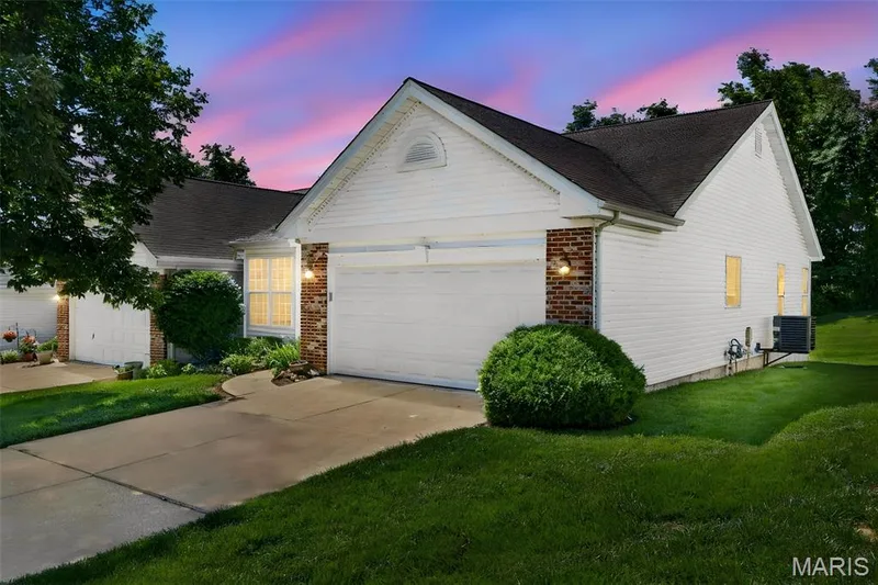 1317 Pine Bluff Drive, St Charles, MO 63304 — listing photo 4 of 42