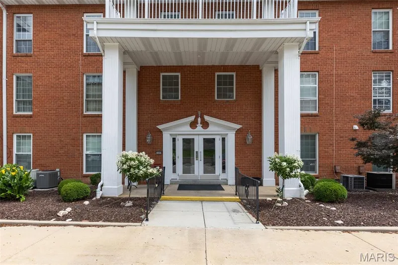 14443 Bantry Lane #33, Chesterfield, MO 63017 — listing photo 2 of 25