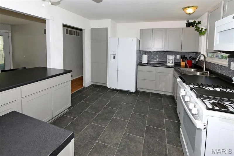 3033 Saint Babette Lane, St Charles, MO 63301 — listing photo 7 of 25