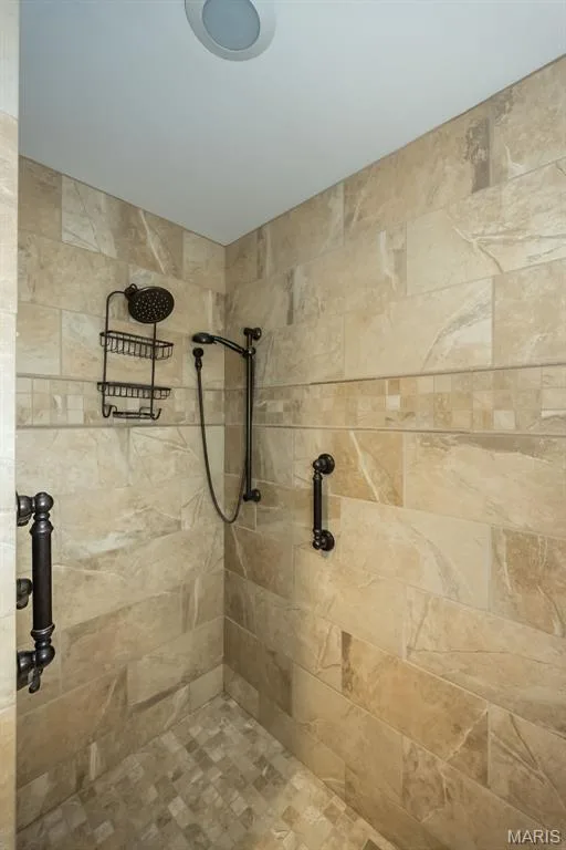 Full bath featuring a tile shower — 2731 Christy Avenue, Wildwood, MO 63040