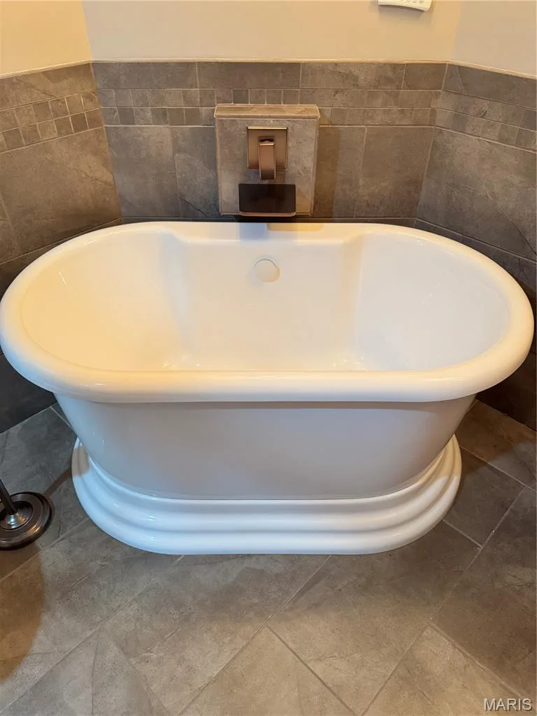 Freestanding soaking tub with a wall-mounted faucet — 309 Hemingway Lane, Weldon Spring, MO 63304