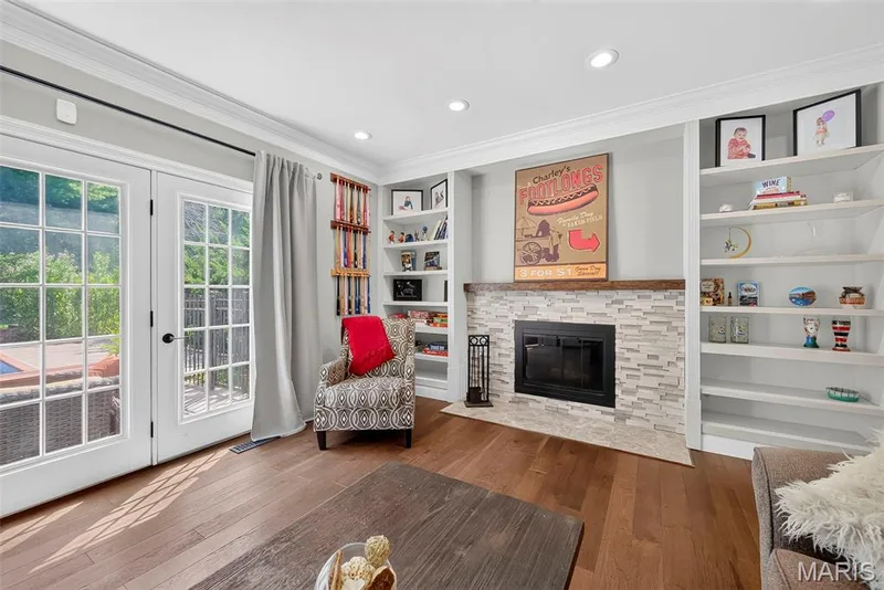 A warm, welcoming comfortable family room, with rich wood floors. — 2024 Meadowbrook Way Drive, Chesterfield, MO 63017
