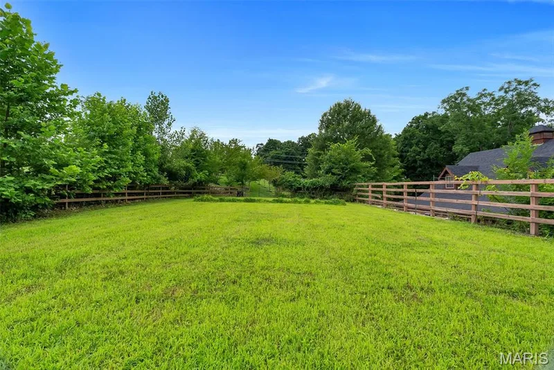 Riding Ring — 17 West Drive, Chesterfield, MO 63017