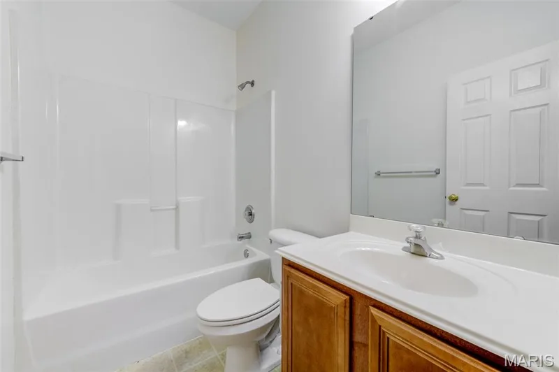 Main floor hall bath located between 2nd & 3rd bedrooms — 508 Newkirk Circle, St Peters, MO 63303