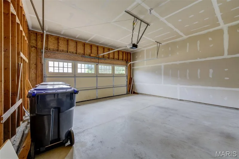 2 car attached garage — 508 Newkirk Circle, St Peters, MO 63303
