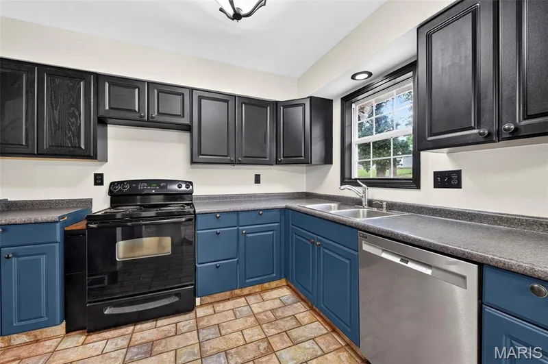 711 Montbrook Drive, O'Fallon, MO 63366 — listing photo 16 of 28