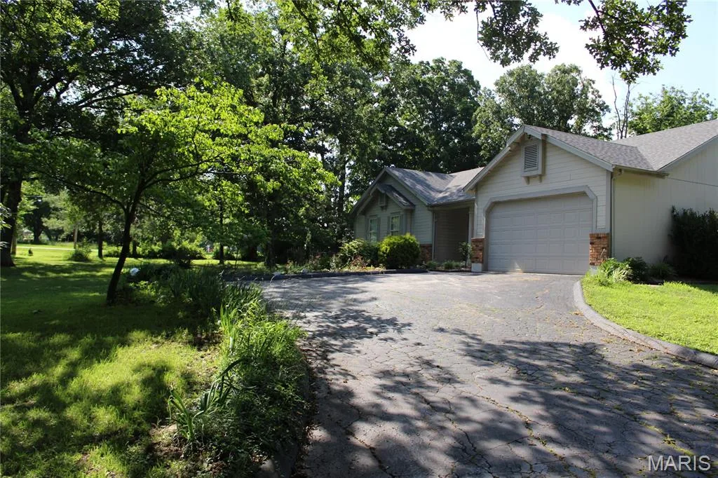 3877 Highway D, Defiance, MO 63341 — listing photo 1 of 37