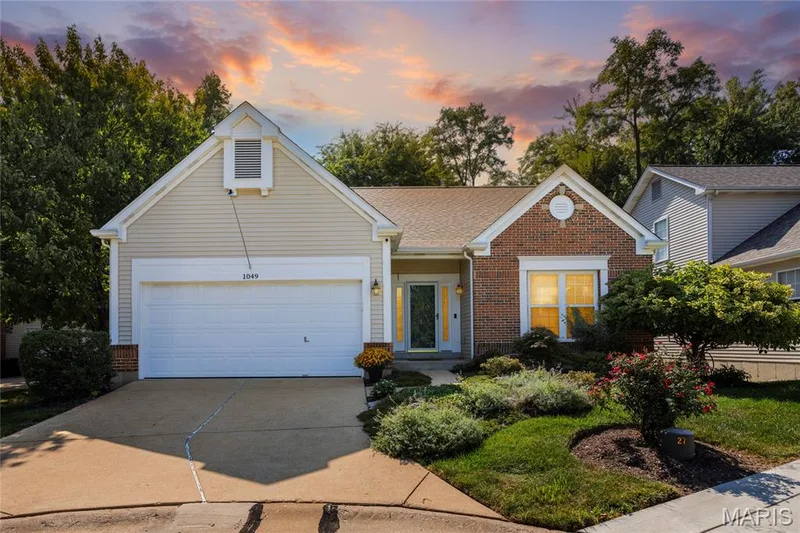 1049 Cambridge Way Drive, Chesterfield, MO — listing photo 1