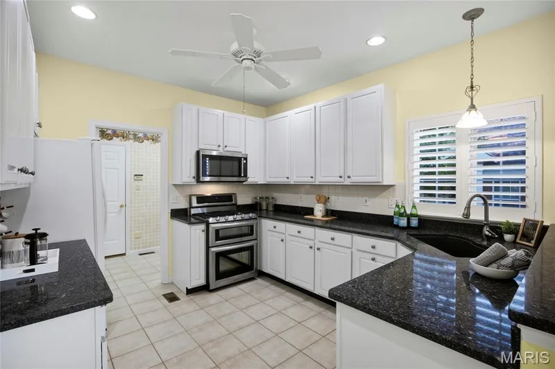 1049 Cambridge Way Drive, Chesterfield, MO 63017 — listing photo 11 of 37