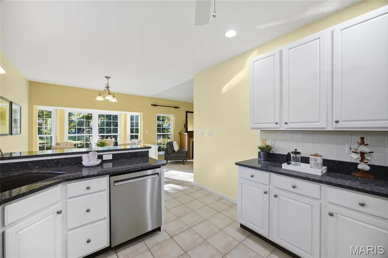1049 Cambridge Way Drive, Chesterfield, MO 63017 — listing photo 12 of 37