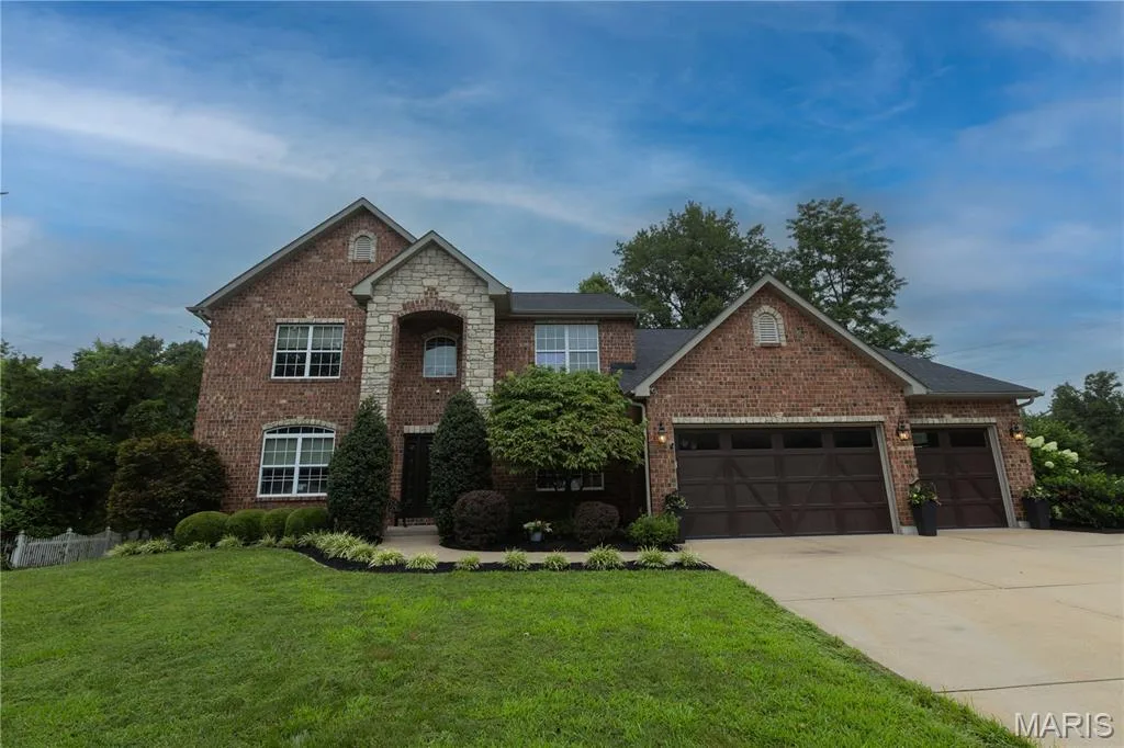 Welcome Home — 220 Woodcliffe Place Drive, Chesterfield, MO 63005