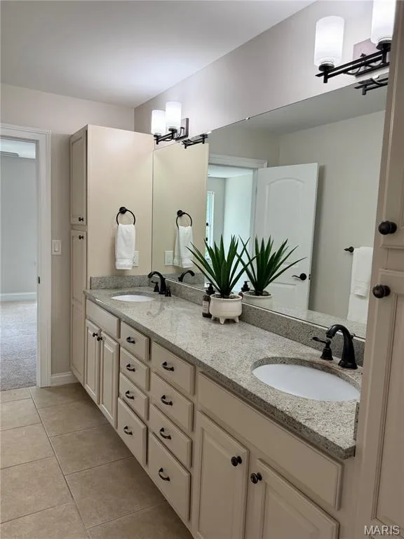 Jack & Jill Bath that serves Bedrooms 2 & 3 — 220 Woodcliffe Place Drive, Chesterfield, MO 63005