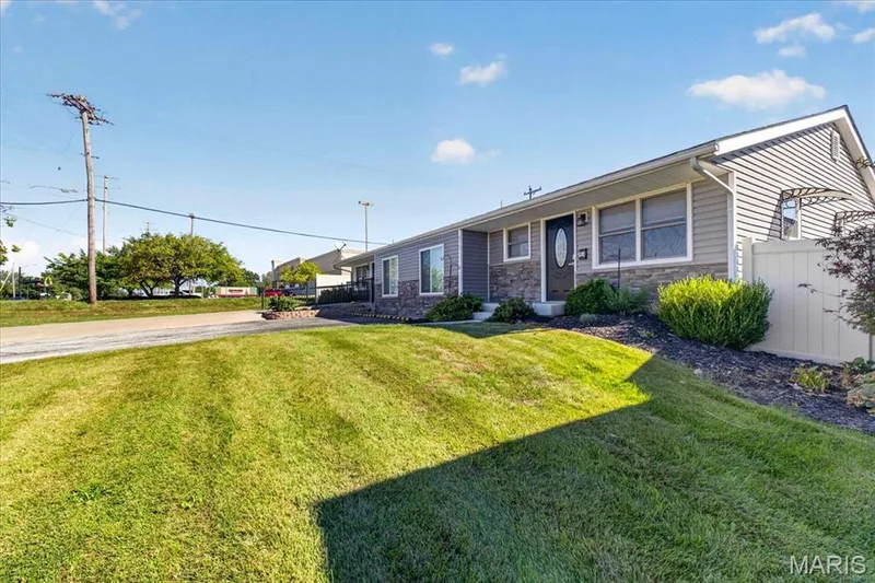 916 N Main Street, O'Fallon, MO 63366 — listing photo 2 of 40