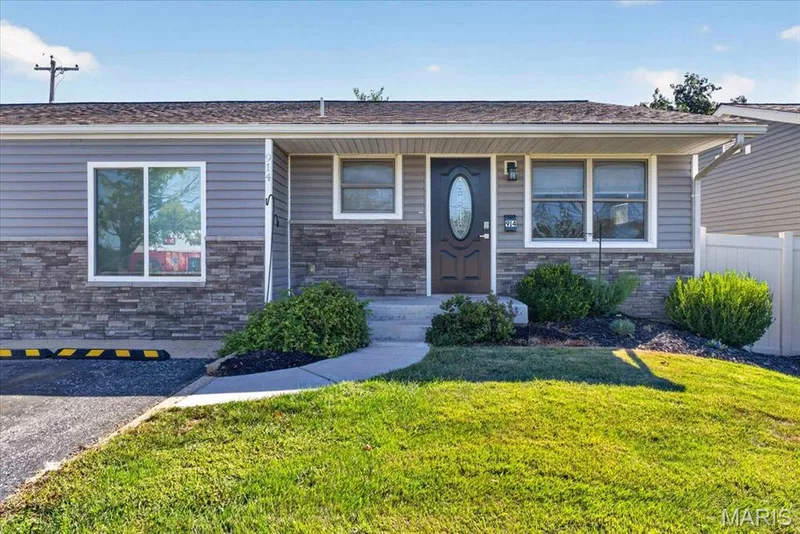 916 N Main Street, O'Fallon, MO 63366 — listing photo 3 of 40