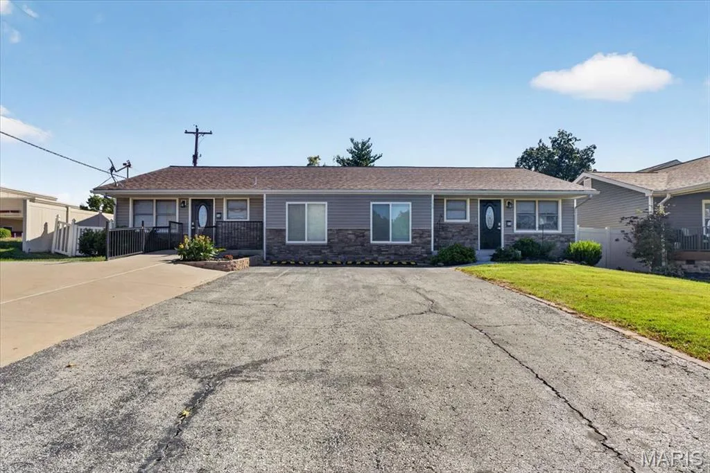 916 N Main Street, O'Fallon, MO 63366 — listing photo 1 of 40
