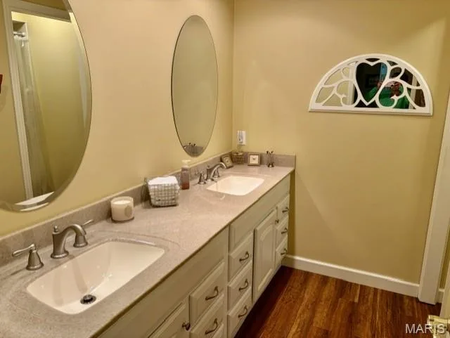 Updated hall bath, with double vanities and tub/shower. — 1525 Hampton Hall Drive #22, Chesterfield, MO 63017