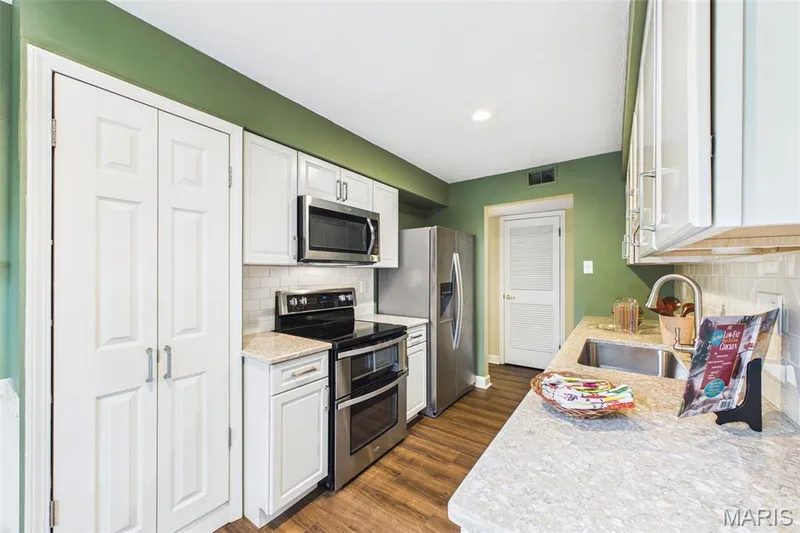 Newer Stainess steel applances and enlarged pantry. — 1525 Hampton Hall Drive #22, Chesterfield, MO 63017