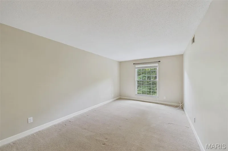 Spacious bedroom with pale cream carpet,large window and ensuite bath. — 1525 Hampton Hall Drive #22, Chesterfield, MO 63017