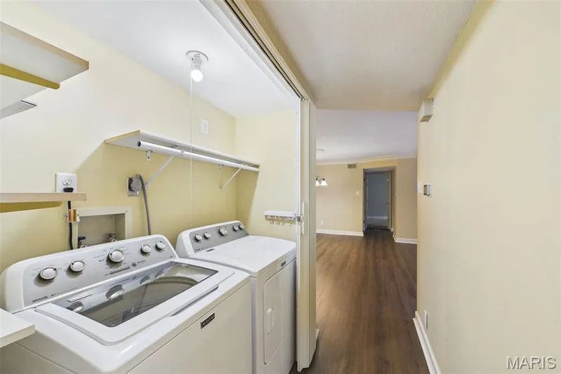 Private washer and dryer. — 1525 Hampton Hall Drive #22, Chesterfield, MO 63017