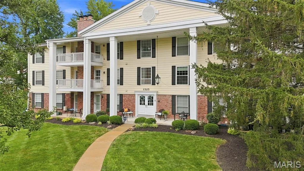 Condo building nestled in acres of lovely landscaping and mature trees. — 1525 Hampton Hall Drive #22, Chesterfield, MO 63017