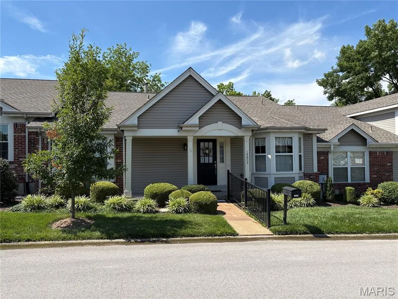15803 Harris Ridge Court, Chesterfield, MO 63017 — listing photo 2 of 57