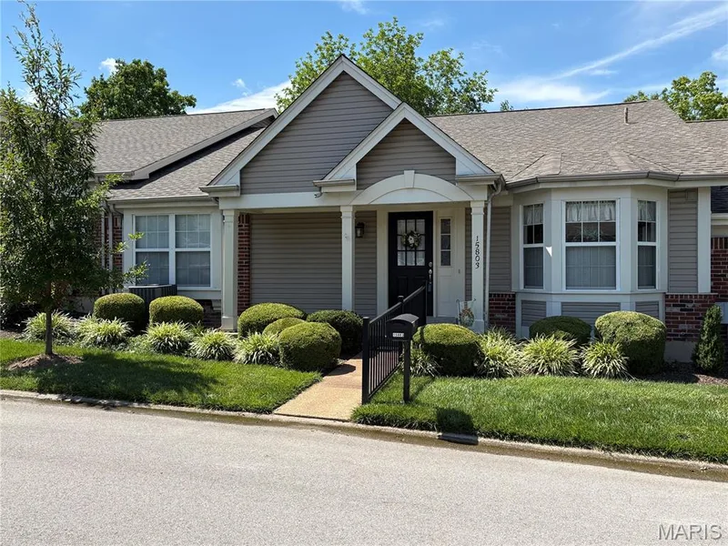 15803 Harris Ridge Court, Chesterfield, MO 63017 — listing photo 3 of 57
