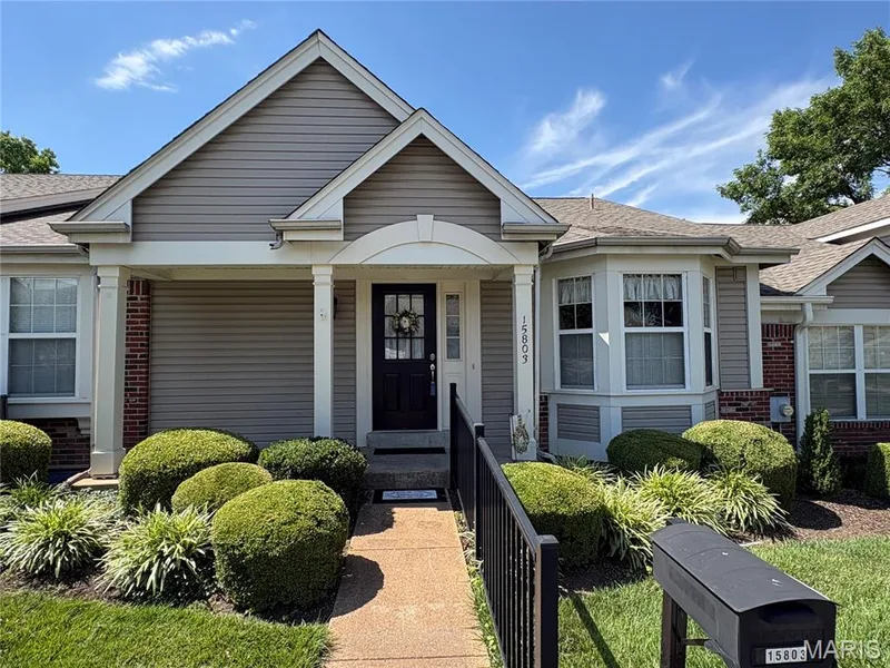 15803 Harris Ridge Court, Chesterfield, MO 63017 — listing photo 4 of 57