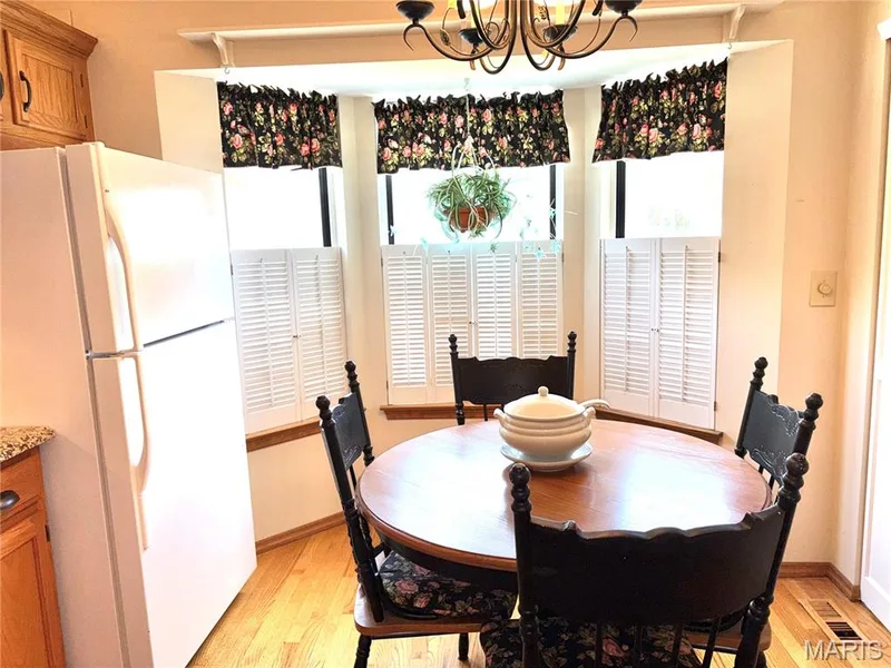 Eat In Kitchen w Bay Window — 15803 Harris Ridge Court, Chesterfield, MO 63017