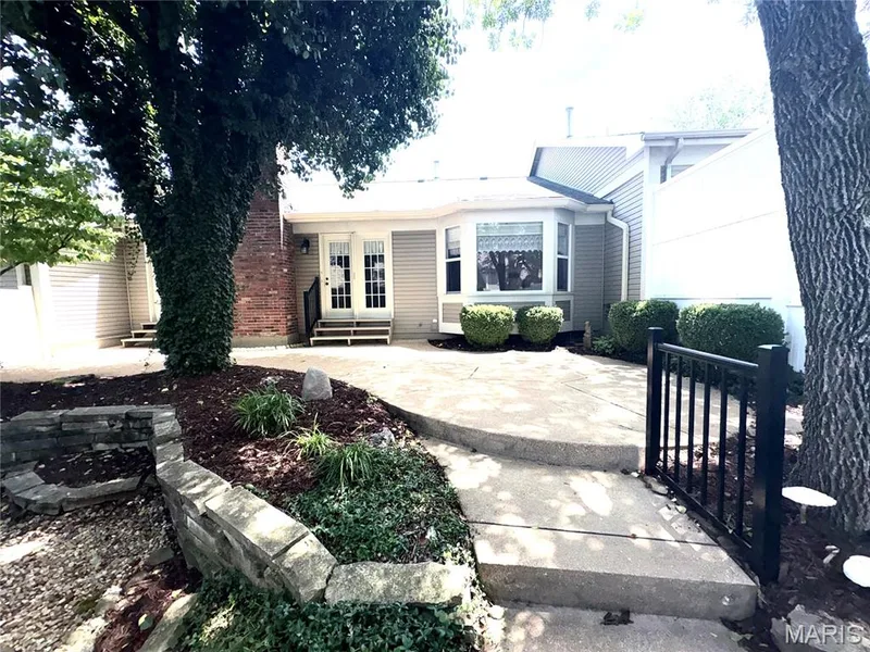 Private Patio And Courtyard — 15803 Harris Ridge Court, Chesterfield, MO 63017