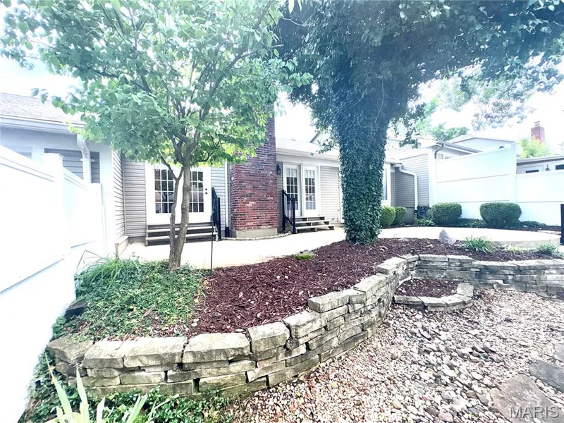 Professional Landscaping — 15803 Harris Ridge Court, Chesterfield, MO 63017