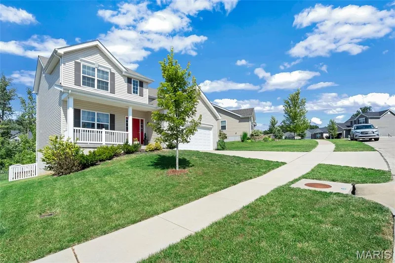 4 bedroom/2.5 bath with walk-out lower level and fully fenced yard. — 425 Dusty Brook Drive, O'Fallon, MO 63366
