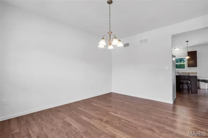 Dining area off entry foyer great for entertaining — 425 Dusty Brook Drive, O'Fallon, MO 63366
