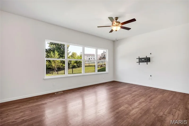 Living room off breakfast room with plenty of natural lighting. — 425 Dusty Brook Drive, O'Fallon, MO 63366