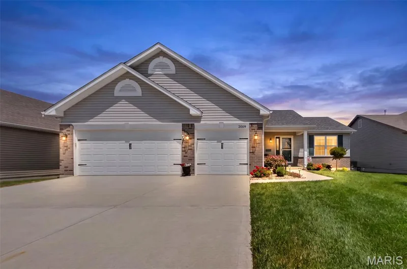 2009 White Branch Drive, St Paul, MO — listing photo 1