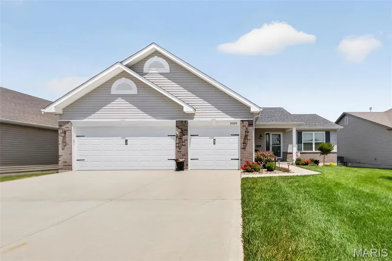 2009 White Branch Drive, St Paul, MO 63366 — listing photo 2 of 49
