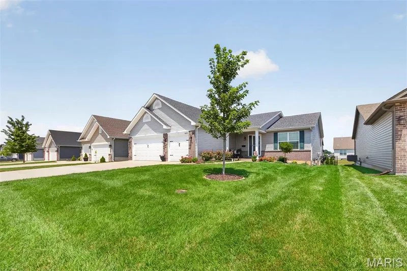 2009 White Branch Drive, St Paul, MO 63366 — listing photo 3 of 49