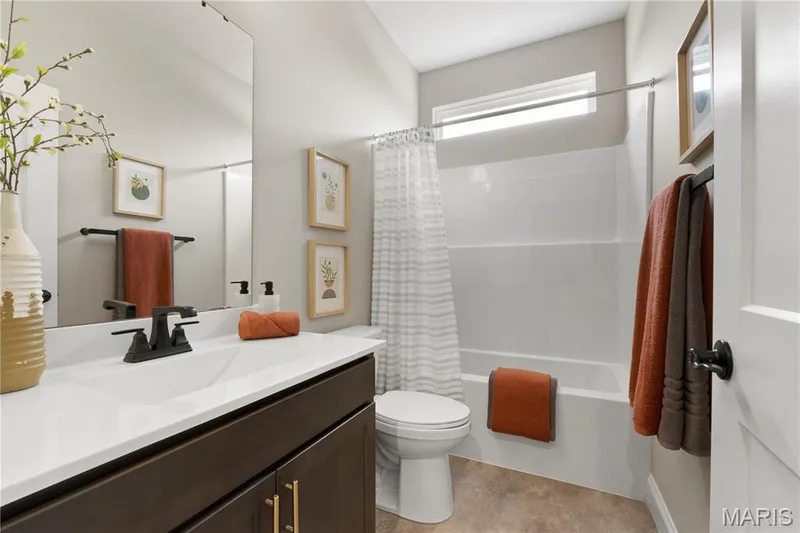Hall bathroom — 14 Cedarstone Court, Dardenne Prairie, MO 63368