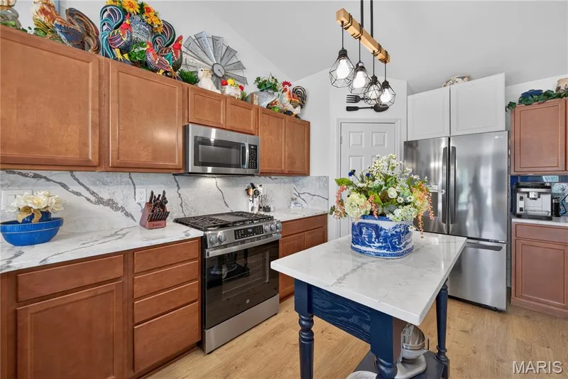 Maple Wood Cabinets, Under Cabinet Lighting, Designer Quartzite Counter & Backsplash! Designer Island! — 156 Hidden Bluffs Drive, Lake St. Louis, MO 63367