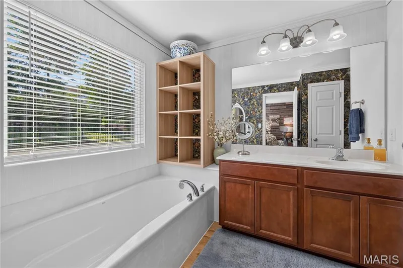 Comfort Soaking Tub with Garden Window! Shelving too! — 156 Hidden Bluffs Drive, Lake St. Louis, MO 63367