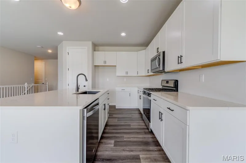 Quartz countertop , soft close cabinets, gas cooktop — 118 Riding Crop Lane, Wentzville, MO 63385