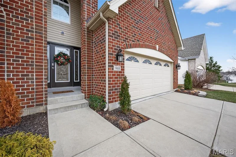 968 Ridgepointe Place Circle, Lake St. Louis, MO 63367 — listing photo 2 of 37